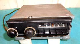 2884759 Orig Mopar Made By Motorola For 71-74 E-body Style W Black Knobs 1970-74 Challenger Cuda E-bdy Am Radio Lks / Operates Gd Just Hums